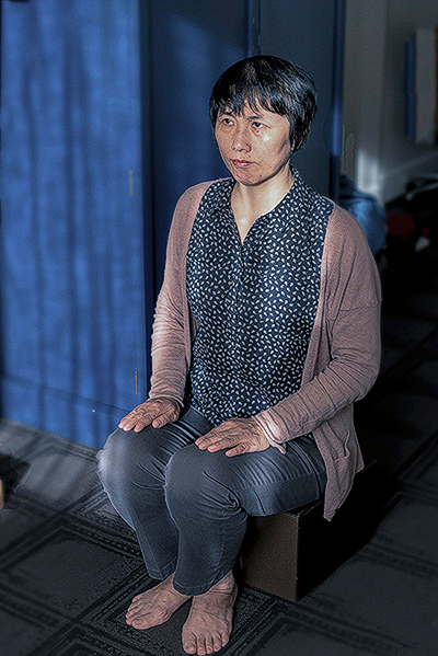 Sunny Guo demonstrates a torture method that was used on her in Chinese force labor camp.”You suffer a lot. It makes you feel like one second [is] just like one year,” she said about sitting in this fixed position without moving in a child’s plastic chair for up to 18 hours with only a few minutes for eating and bathroom. (Cat Rooney/Epoch Times)