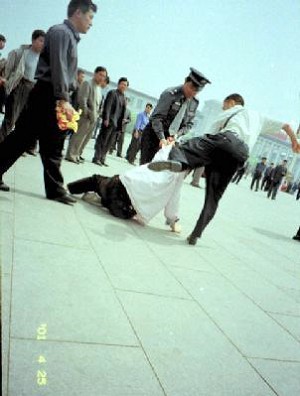 Plainclothes police arrest Falun Gong practitioners on Tiananmen Square, Beijing, in 1999. (Compassion Magazine) 