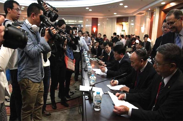 President of The Transplantation Society Dr. Francis L. Delmonico (far R) observes the signing of the Hangzhou Resolution in China on Oct. 29, 2013. Chinese health authorities later reneged on the promises made then, and a conference scheduled for June was subsequently canceled or postponed. (Screenshot/declarationofinstanbul.org)