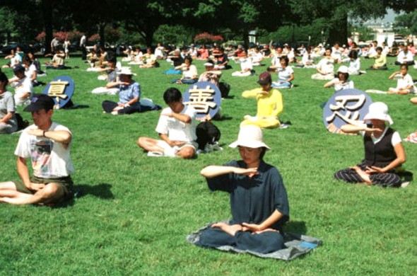Falun Gong followers meditate outside the Capitol building in DC July 29, 1999 following the Chinese government issuing an arrest order for their leader.Photo: AP