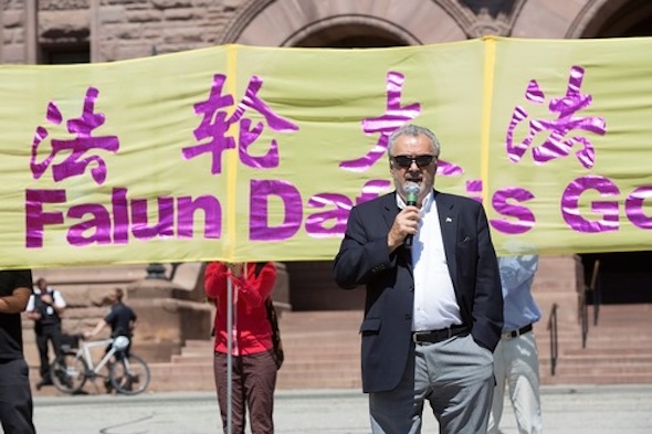 Con Di Nino, former Canadian Senator, is a long-time supporter of Falun Gong.