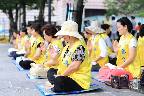 Falun Gong practitioners meditate outside the Taipei 101 building in Taiwan’s capital in October 2013. The group has been targeted by roughneck pro-Chinese Communist Party activists in the last few years. (Ke-Ren/Epoch Times)