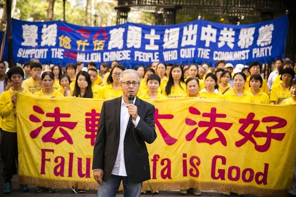 Alan Adler, executive director of Friends of Falun Gong, at a rally near the United Nations in New York on Sept. 27, 2014, calling for the end to the persecution in China. (Edward Dai/Epoch Times)