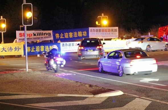 Chinese leader Xi Jinping's motorcade, on their way to the Hyatt Hotel, runs into Falun Gong protestors.