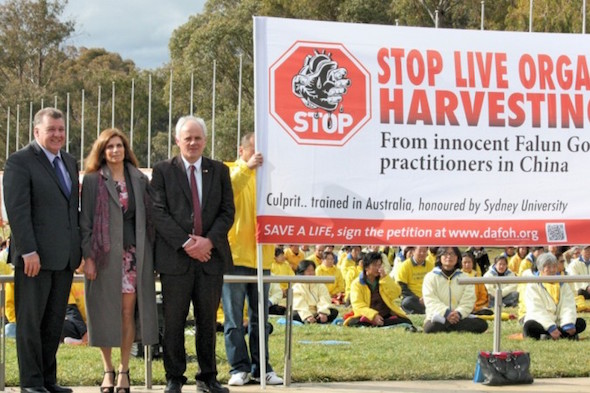 (L-R) Australian MP, Mr Craig Kelly, Professor Maria Fiatarone Singh from Sydney University, and Senator John Madigan join 400 Falun Gong Practitioners at the July 20 Commemoration Rally in front of Australian Parliament House on July 16, 2014. (Minghui.org)