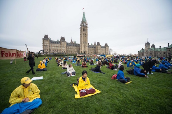 Falun Gong adherents gathered on Parliament Hill in Ottawa on Nov. 4, 2014, to call on Prime Minister Stephen Harper to address the issue of organ harvesting and the ongoing human rights abuses taking place in China when the PM meets with the Chinese leadership during his current visit to China. (Matthew Little/Epoch Times)