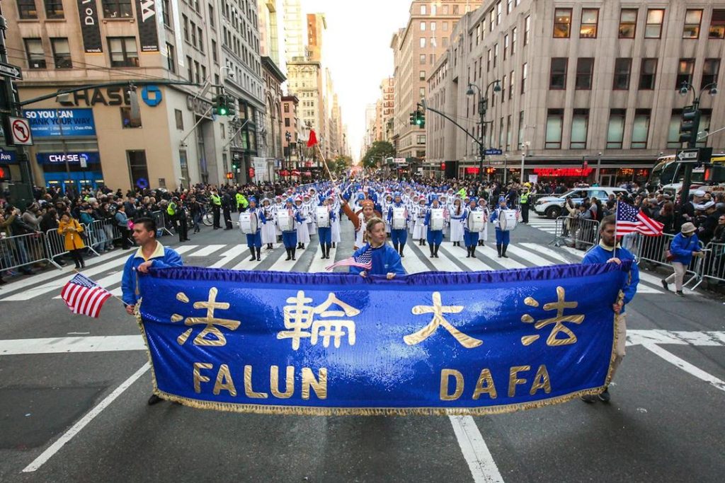 The Tianguo Marching Band leads the Falun Dafa contingent in the 2016 America's Parade in New York City on Veteran's Day, November 11. (Minghui.org)