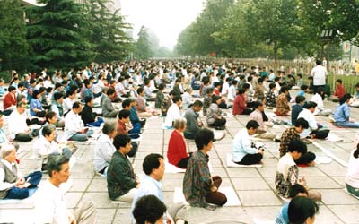 A typical Sunday morning practice site in Beijing before the crackdown consisting of 2,000 people. (Minghui.org)