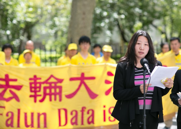 Lu Shiyu tells her story at City Hall in New York on May 11, 2016, of how she was persecuted inside China for practicing Falun Gong. (Benjamin Chasteen/Epoch Times)