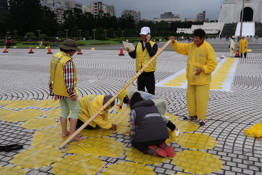 Falun Gong practitioners prepares for the character formation in Taipei on Nov. 25, 2016, one day before the actual formation. (Frank Fang/Epoch Times)