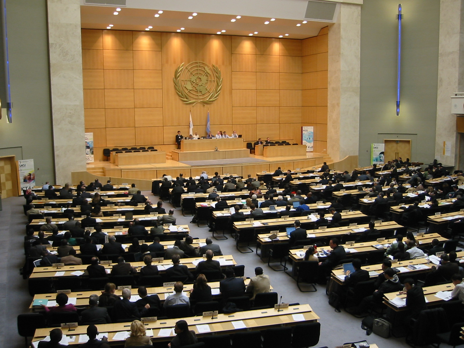 Зал оон. Залы ООН Женева дворец наций. Зал заседаний ООН В Женеве. Отделение организации Объединённых наций в Женеве. Территория ООН В Женеве.