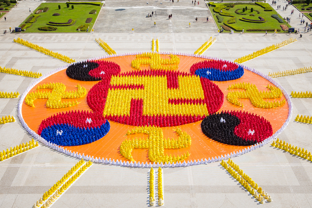 An overhead view of the emblem formed by Falun Gong practitioners at the Liberty Square in Taipei on Nov. 26, 2016. (Chen Po-chou/Epoch Times)