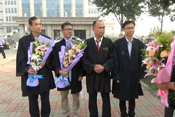 (L-R) Lawyers Zhang Zanning, Chang Boyang, Yu Wensheng, and Zhang Keke outside Tianjin Dongli People’s Court in China on Sept. 13, 2016. (Epoch Times) 